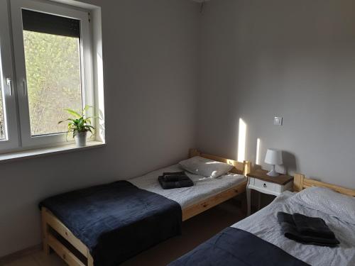 Apartament w zieleni do wynajęcia blisko jeziora客房内的一张或多张床位