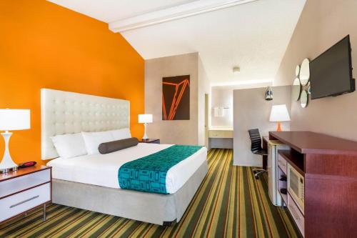 凤凰城机场市中心豪生酒店的酒店客房设有一张大床和一张书桌。