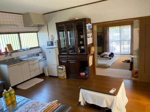 西条市Tsugoe's House Villa / Vacation STAY 74618的客厅设有带桌子的厨房和厨房