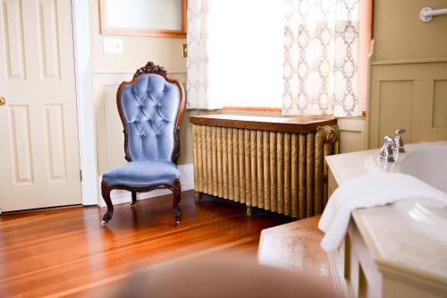 维多利亚达什伍德庄园海滨住宿加早餐酒店的浴室设有蓝色椅子和水槽