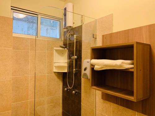 瓜亚基尔San Francisco Apart Hotel的带淋浴、卫生间和盥洗盆的浴室