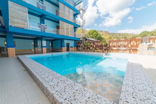 RedDoorz Premium @ Casa Ghilda Resort Olongapo City内部或周边的泳池