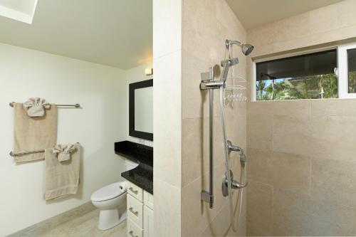 基黑诺娜拉尼度假屋的带淋浴和卫生间的浴室以及电视。