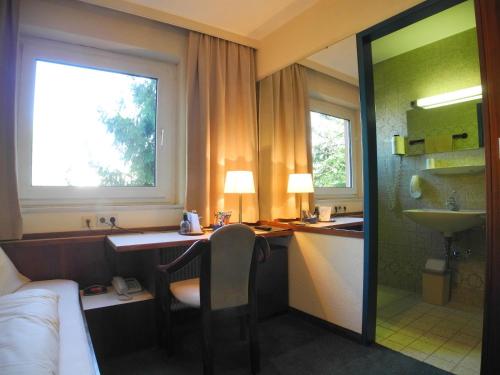 多恩比恩Hotel Katharinenhof STANDARD的酒店客房设有书桌和水槽
