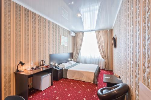 陶里亚蒂Chocolate Hotel的配有一张床和一张书桌的酒店客房
