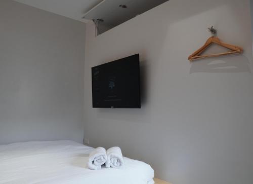 土格加劳Radlett Residences Hotel - Tuguegarao的一间卧室配有带毛巾的床