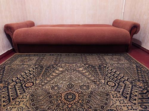 苏梅Новоместинская центр квартира посуточно的地毯房间里一张红色的沙发