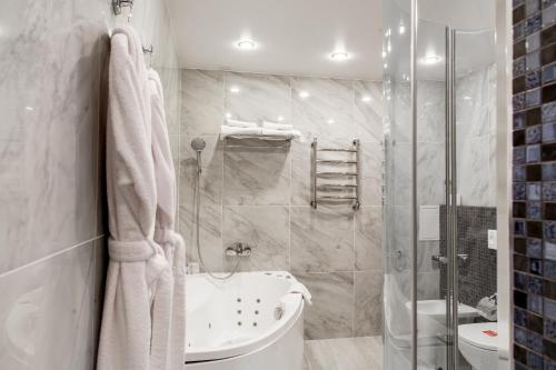 克拉斯诺亚尔斯克雪鸮酒店的带淋浴、浴缸和盥洗盆的浴室