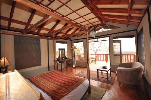KaitiElephant Rock Luxury Camp Tarangire的一间卧室设有一张床和一间客厅。
