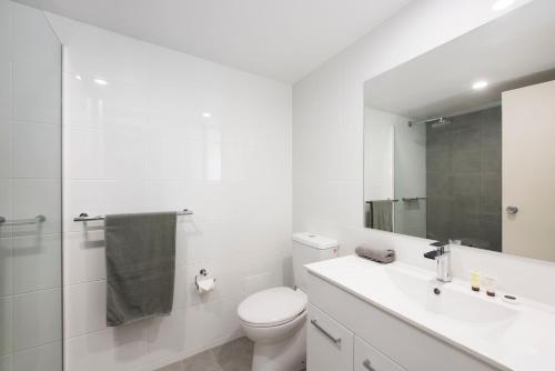 马奇获奖后汽车旅馆的白色的浴室设有卫生间和水槽。