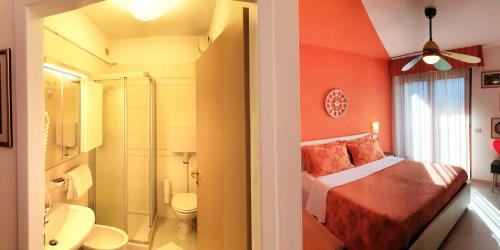 莱维科特尔梅春天家庭旅馆的浴室设有1间带1张床和淋浴的卧室
