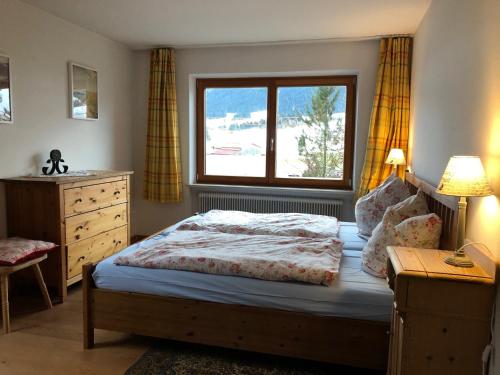 瓦尔赫湖Ferienhaus Sonnleiten的一间卧室设有一张床和一个窗口