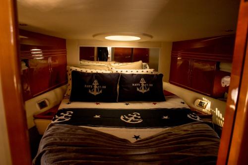 Castelo de PaivaAQUADOURO Yacht RADAMES - Sleep Boat Experience的小房间设有一张带黑白枕头的床