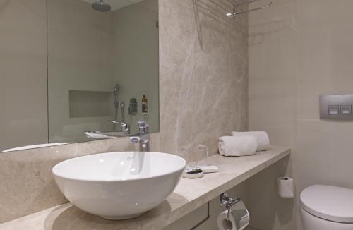 普罗塔拉斯Sunrise Gardens Aparthotel的浴室配有白色水槽和卫生间。