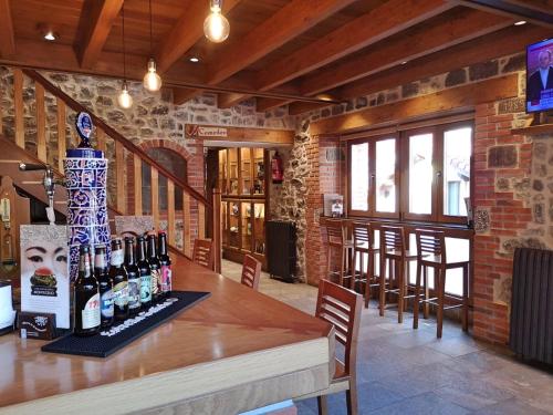 索特雷斯乡村培尼亚喀思迪尔酒店的酒吧,桌子上放有葡萄酒