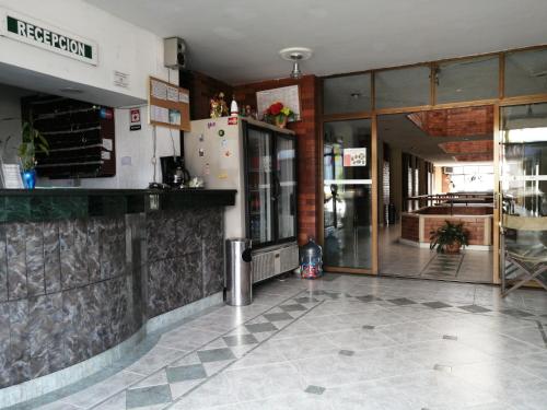 伊瓦格LA POSADA DEL VIAJERO的餐厅的大堂,配有冰箱