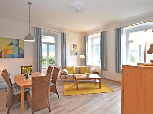 WünschendorfApartment in a villa with garden in Borstendorf的客厅配有沙发和桌子