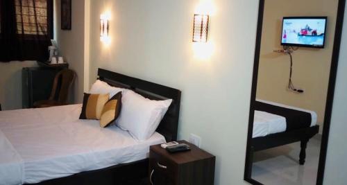 瓦斯科达伽马Cinco Filhas的酒店客房,配有床和镜子