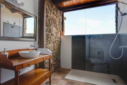 La VeguetaEstudio Pu的一间带水槽和玻璃淋浴的浴室