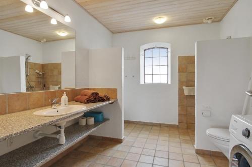 约灵Klitgaarden的一间带水槽和卫生间的浴室