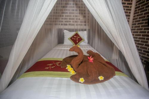 金巴兰Balangan海景简易别墅的泰迪熊躺在床上