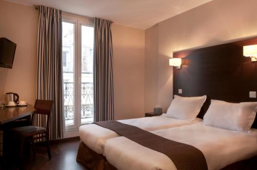 巴黎韦尔朗酒店的一间设有大床和窗户的酒店客房