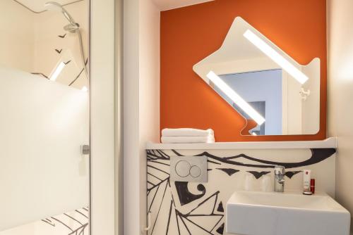 兰斯兰斯蒂卢瓦宜必思快捷酒店的一间带水槽和镜子的浴室