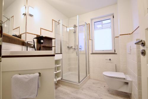 万根沃格Villa Rossini Wohnung 2的带淋浴卫生间和盥洗盆的浴室