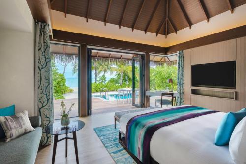 MaamutaaPullman Maldives All-Inclusive Resort的一间带大床的卧室,享有海景