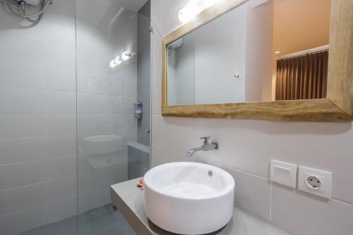 库塔The jero 18 kuta guest house的白色的浴室设有水槽和镜子