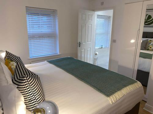 圣海伦斯Womack Lodge的一间卧室配有一张带镜子的大床