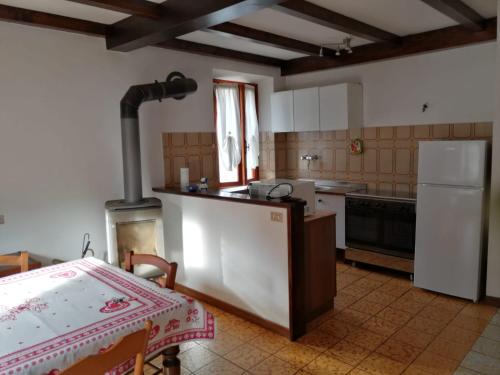 菲乌马尔博Il Puntone的厨房配有炉灶和白色冰箱。