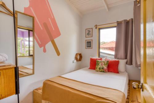 雅科Selina Jaco的一间小卧室,配有床和窗户