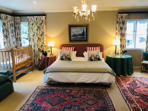 约翰内斯堡Grace on Argyle, full solar suite in Sandton的一间卧室配有一张大床和一个吊灯。