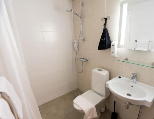 卡里纳齐维塔斯库酒店的浴室配有白色卫生间和盥洗盆。