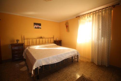卢卡Casa Mary的一间卧室设有一张床和一个窗口