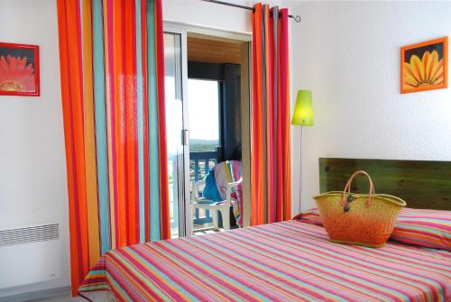 米尼赞海滩内梅尔雷斯盖尔特斯住宿酒店的一间卧室,配有一张带篮子的床