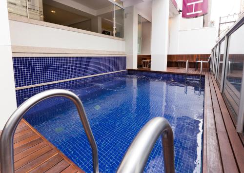 巴拉奈里奥-坎布里乌特洛皮卡利亚黄金酒店的一座蓝色瓷砖的游泳池