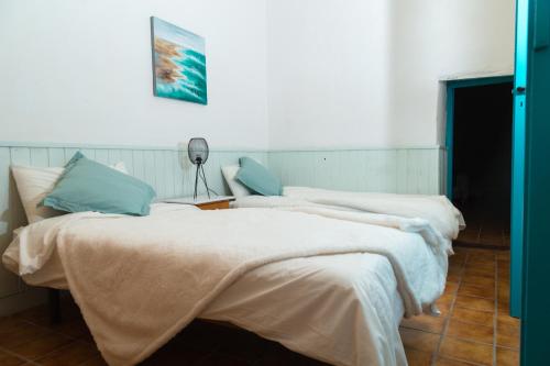 阿古伊梅斯Casa Mamatita的两张睡床彼此相邻,位于一个房间里