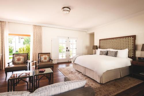 圣巴巴拉El Encanto, A Belmond Hotel, Santa Barbara的一间带大床的卧室和一间客厅
