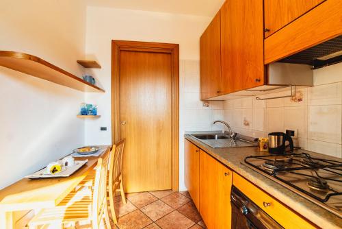 卢奇诺Il Roseto di Marina的厨房配有木制橱柜和台面
