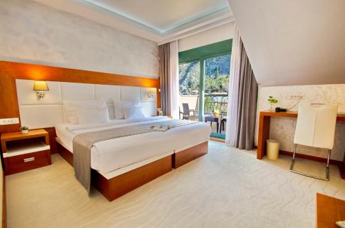 科托尔波尔图宾馆的酒店客房设有一张床和一个大窗户