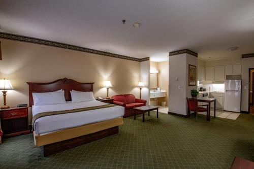 蒙克斯科纳蒙克斯科纳酒店的酒店客房带一张床和一个厨房