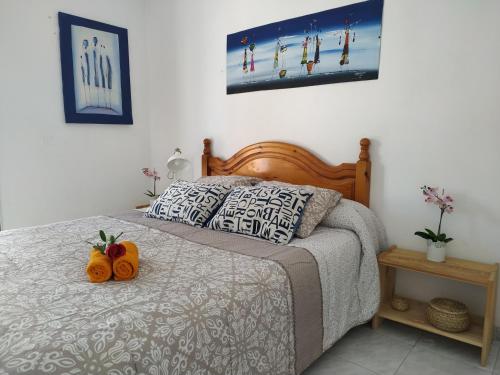马赫Apartamentos Playa Honda的一间卧室配有一张带两个南瓜的床。