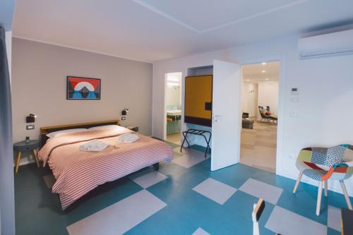 锡拉库扎New apartment with patio的卧室配有床,铺有蓝色和白色的地板
