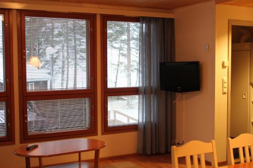 Myllykangas美利海尔米营地的客厅设有窗户、桌子和电视