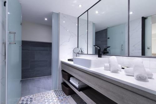 基隆集好旅店的一间带水槽和镜子的浴室