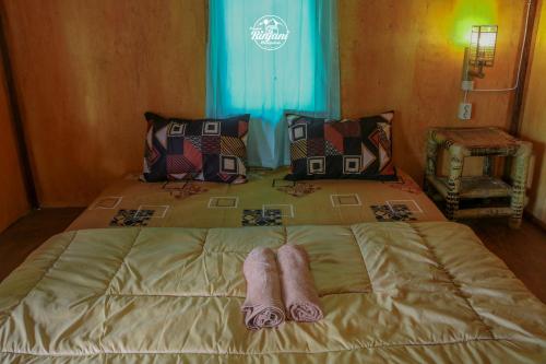 特特巴图Pondok rinjani bungalow tetebatu的床上有两双毛巾