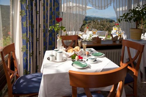 沃尔特湖畔佩莎赫圣奥斯沃德霍夫酒店的一张桌子,桌子上配有白色桌布,享有美景