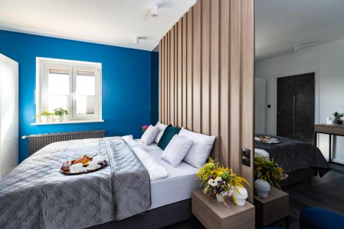 波兹南Willa Sarbinowska的一间卧室配有一张带蓝色墙壁的大床